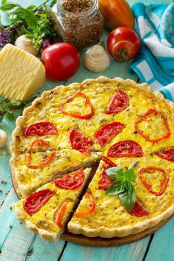 Karabuğday, mantar, kırmızı biber ile klasik quiche Lorraine pasta
