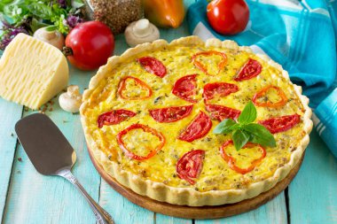 Karabuğday, mantar, kırmızı biber ile klasik quiche Lorraine pasta
