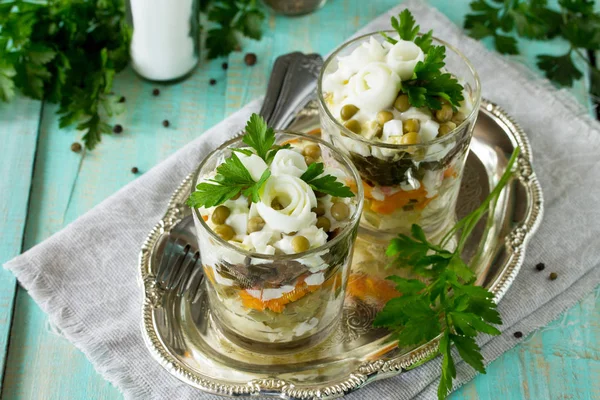 Gustări de casă pe masa festivă. Salată cu castravete murate — Fotografie, imagine de stoc