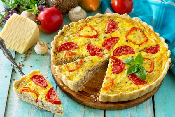 O plăcintă clasică quiche Lorraine cu hrișcă, ciuperci, ardei — Fotografie, imagine de stoc