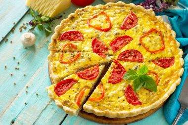 Karabuğday, mantar, kırmızı biber ile klasik quiche Lorraine pasta