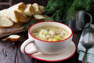 Fince balık çorbası ile Somon bir mutfak ahşap mutfak masasında.