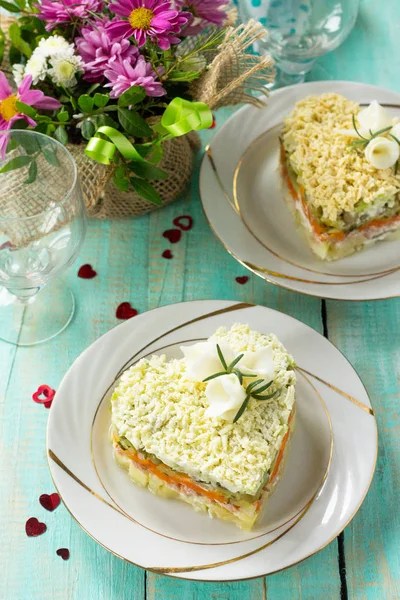 Ensalada con atún, manzana y verduras en la mesa festiva de Va —  Fotos de Stock