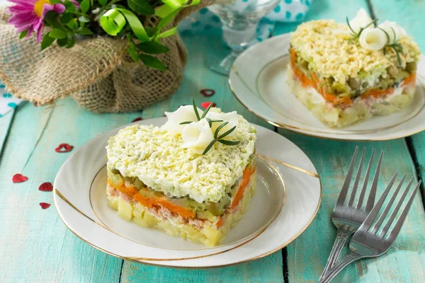 Salade met tonijn, appel en groenten op de feestelijke tafel op Va — Stockfoto