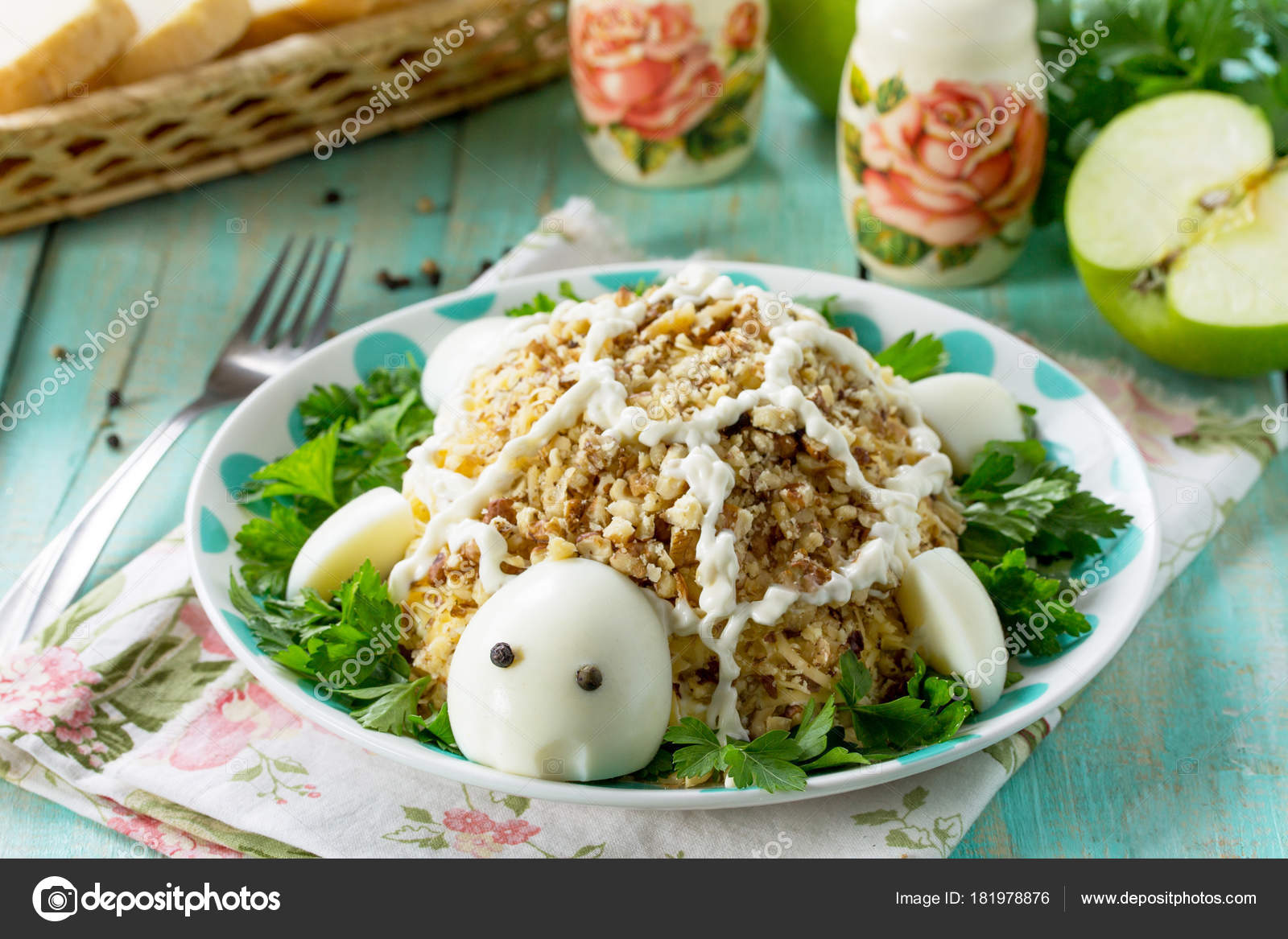 Салат черепашка рецепт. Салат черепаха с курицей с грецкими орехами. Салат черепаха с курицей с грецкими орехами и яблоками. Салат черепашка с курицей и грецкими орехами и черносливом. Салат черепаха с курицей и черносливом.