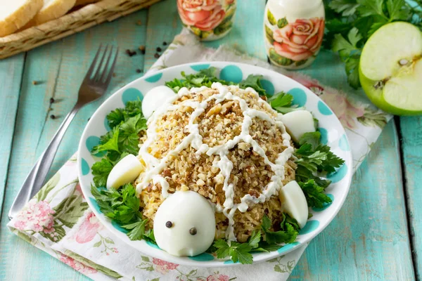 Receita de Páscoa, aperitivo festivo. Salada com frango, queijo e — Fotografia de Stock