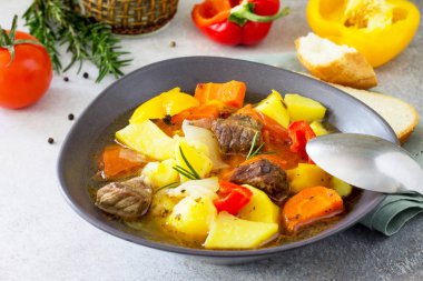 Sığır eti güveç sebze domates soslu (havuç, domates, s ile