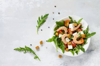 Festival meze. Salata karides, beyaz peynir, roka, che ile