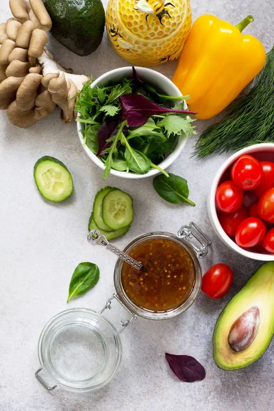 Superfoods en huisgemaakte salade dressing vinaigrette met mosterd, — Stockfoto