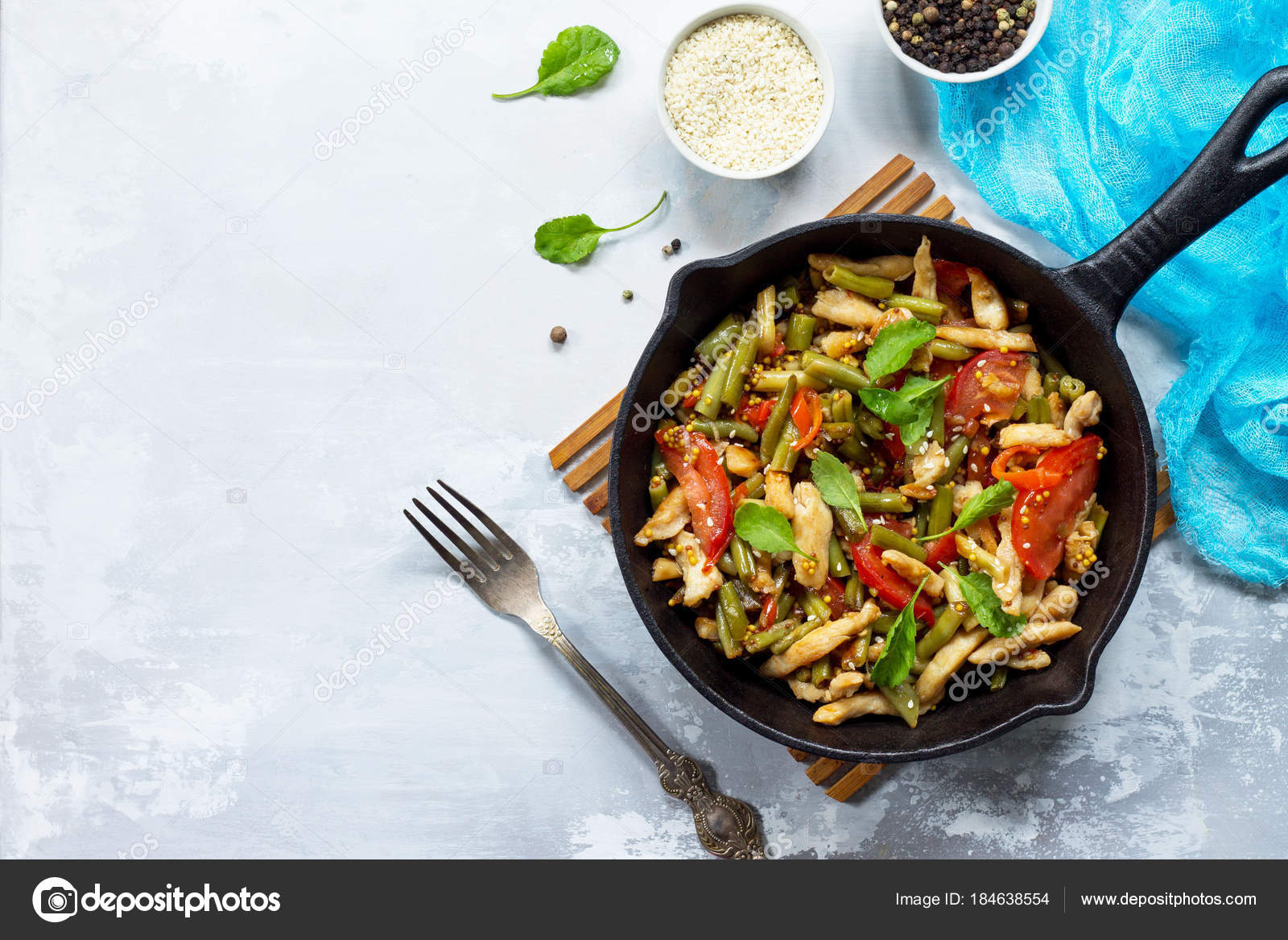 Fasulye Fasolie ile tavuk salatası Fasulye Fasolie ile tavuk salatası