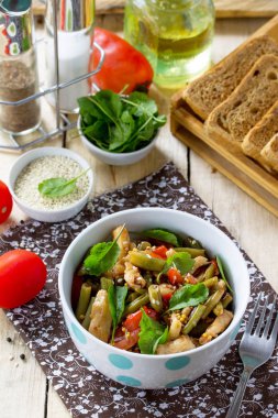 Sağlıklı vitamin Ahşap mutfak masasında yemek kase. Sıcak s