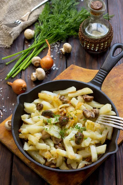 Smażone ziemniaki z grzybami pieczarki w rustykalnej kuchni — Zdjęcie stockowe