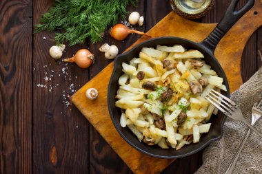 Rustik mutfak petrol mantarlı patates kızartması 