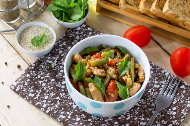 Sağlıklı vitamin Ahşap mutfak masasında yemek kase. Sıcak s