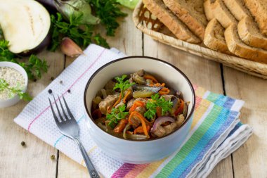 Haşlanmış etler ve ızgara sebzeler (patlıcan, c sıcak salata