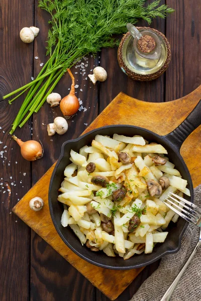 Smażone ziemniaki z grzybami pieczarki w rustykalnej kuchni — Zdjęcie stockowe