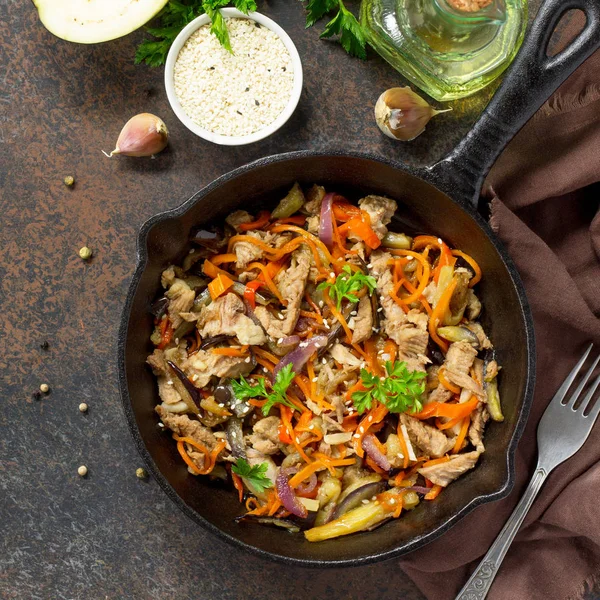 Ensalada caliente con carnes hervidas y verduras a la parrilla (berenjena, c — Foto de Stock