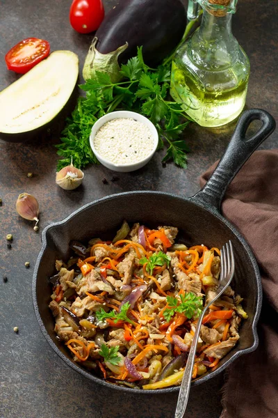 Haşlanmış etler ve ızgara sebzeler (patlıcan, c sıcak salata — Stok fotoğraf
