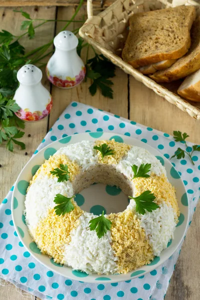 Paskalya tarifi, Festival meze. Kırmızı balık, yumurta, ric ile salata — Stok fotoğraf