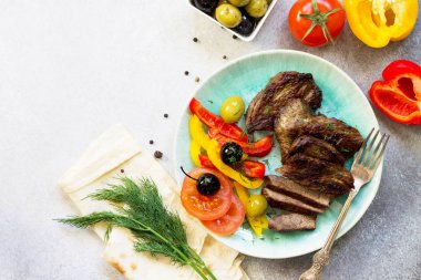 İştah açıcı barbekü gelen sığır eti sığır filetosu biftek ile taze ve servis