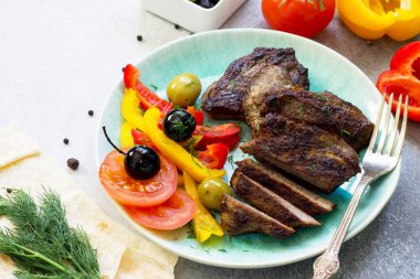 İştah açıcı Barbekü biftek sığır eti sığır filetosu tam rosto üzerinden kablosuz servis