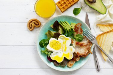 İngiliz kahvaltısı - kızarmış yumurta, kızarmış domuz pastırması, ıspanak, roka, av