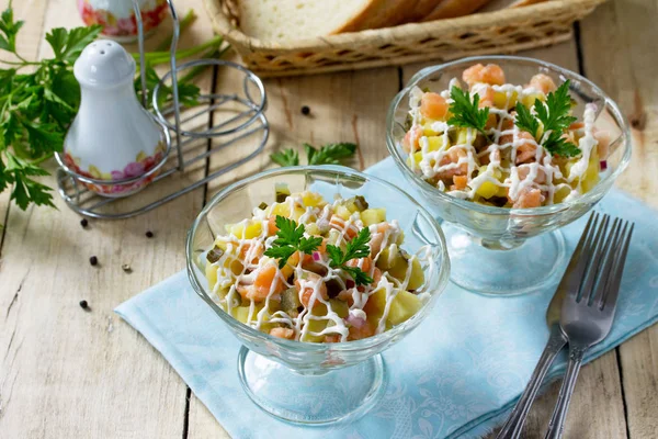 Velikonoční recept, slavnostní občerstvení. Salát s lososem, nakládaná cucumbe — Stock fotografie