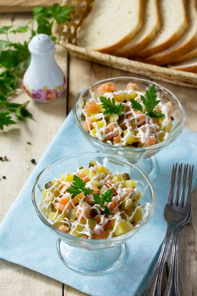 Receita de Páscoa, lanche festivo. Salada com salmão, pepino em conserva — Fotografia de Stock