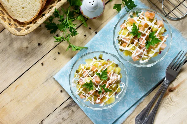 Paskalya tarifi, Festival aperatif. Somon, turşu cucumbe salatası — Stok fotoğraf