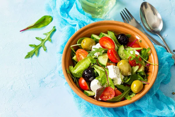 Ensalada griega con verduras frescas, queso feta y aceitunas negras —  Fotos de Stock