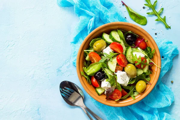 Greek salad with fresh vegetables, feta cheese and black olives — Stock Photo, Image