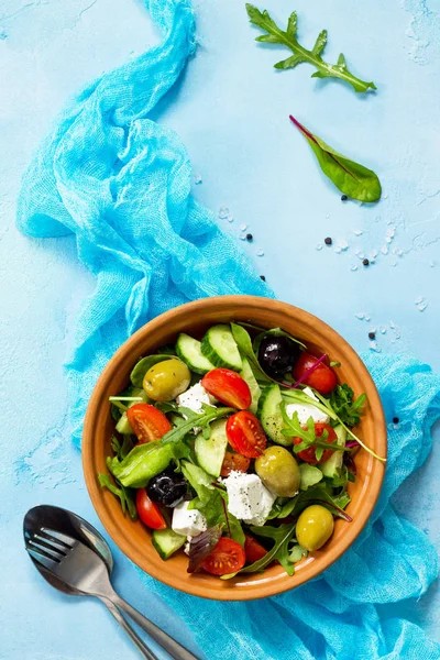 希腊沙拉，新鲜蔬菜，奶酪和黑橄榄 — 图库照片