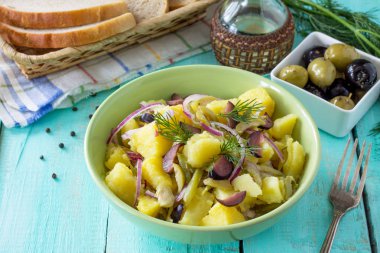 Vejetaryen kase yemek. Salata patates, salatalık Marine