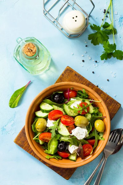Insalata greca con verdure fresche, formaggio feta e olive nere — Foto Stock