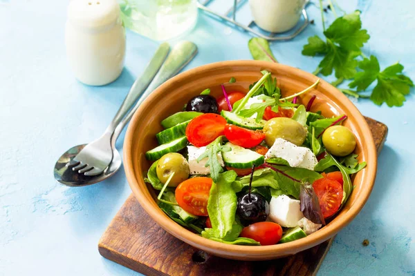 Летний витаминный салат. Греческий салат со свежими овощами, фета ч — стоковое фото