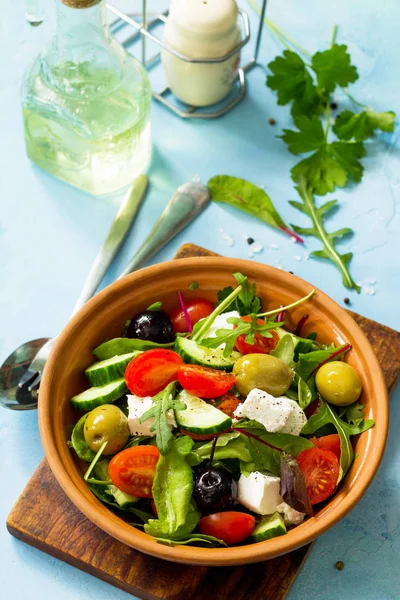 Ensalada de vitaminas de verano. Ensalada griega con verduras frescas, feta ch —  Fotos de Stock