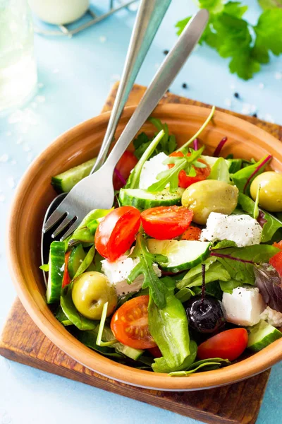 Ensalada de vitaminas de verano. Ensalada griega de cerca con verduras frescas —  Fotos de Stock