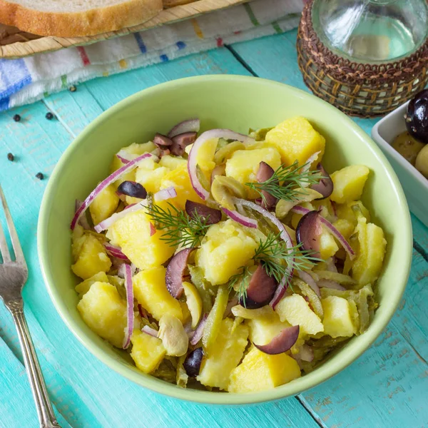 Café da manhã vegetariano em uma tigela de batatas, pepinos marinados , — Fotografia de Stock