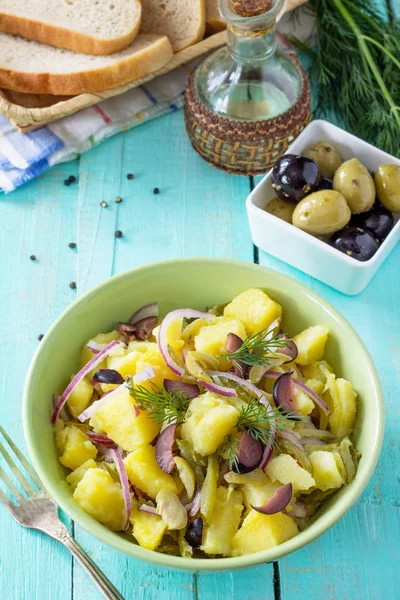 Vegetarisk madskål. Salat med kartofler, marinerede agurker - Stock-foto