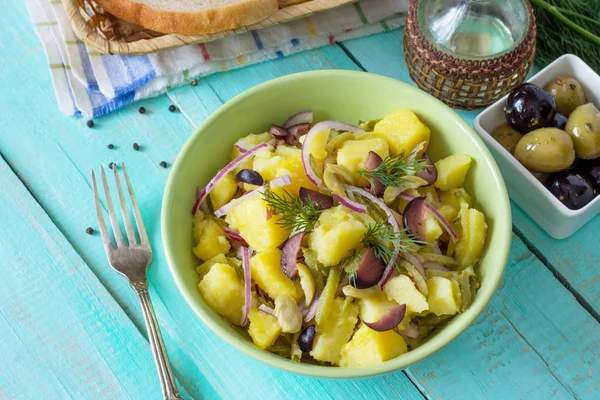 Вегетарианский завтрак в миске картошки, маринованные огурцы , — стоковое фото