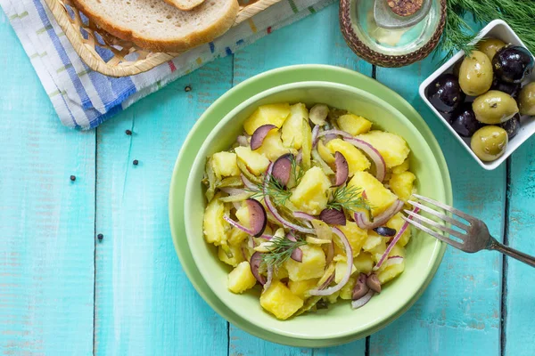 Вегетарианская столовая. Салат с картошкой, маринованные огурцы — стоковое фото
