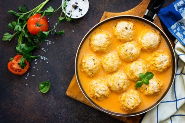 Et topları Türkiye'de pişirme ev bir taş ya da sl üzerine domates sosu