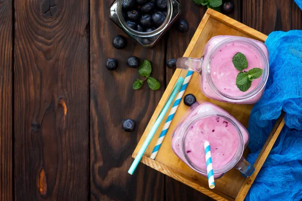 Mason jar mokken met verse bessen cocktails bosbes. Het concept — Stockfoto