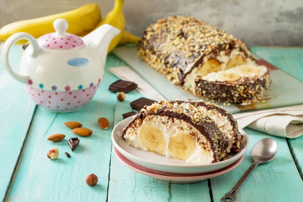 Sobremesa caseira com creme de queijo, banana, cobertura de chocolate e — Fotografia de Stock