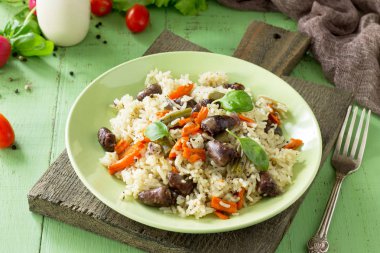 Pirinç sebze ve tavuk kalpleri bir gri taş tablo. H