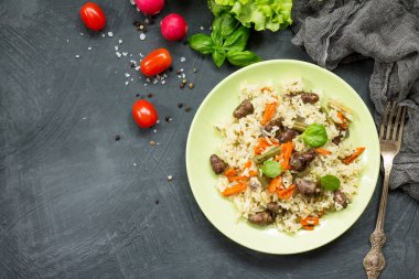 Pirinç sebze ve tavuk kalpler mutfak ahşap ru