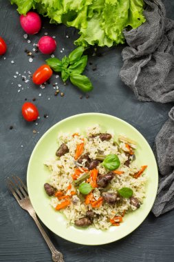 Pirinç sebze ve tavuk kalpler mutfak ahşap ru