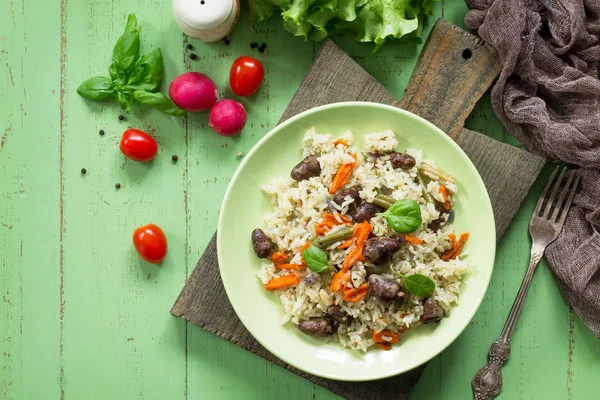 Arroz con verduras y corazones de pollo en una mesa de piedra gris. H — Foto de Stock