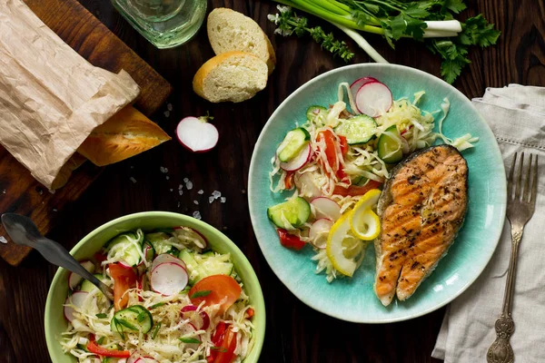 Steak de saumon grillé et salade végétarienne de radis, c — Photo