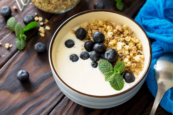 Café da manhã saudável caseiro em uma tigela com granola cozida em casa — Fotografia de Stock